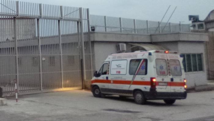 manca l acqua in carcere tentata rivolta da parte dei detenuti ad ariano