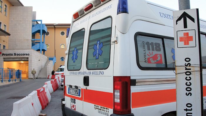 avellino donna ubriaca aggredisce i sanitari al pronto soccorso e scappa