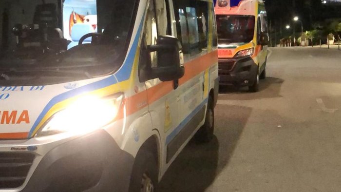 ambulanze in fila per ore e pazienti bloccati sulla barelle caos al ruggi