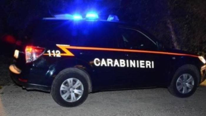 auto in fiamme nella notte giallo a domicella