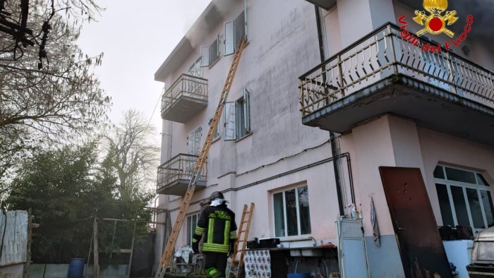 incendio a lioni famiglia salvata in extremis dai vigili del fuoco