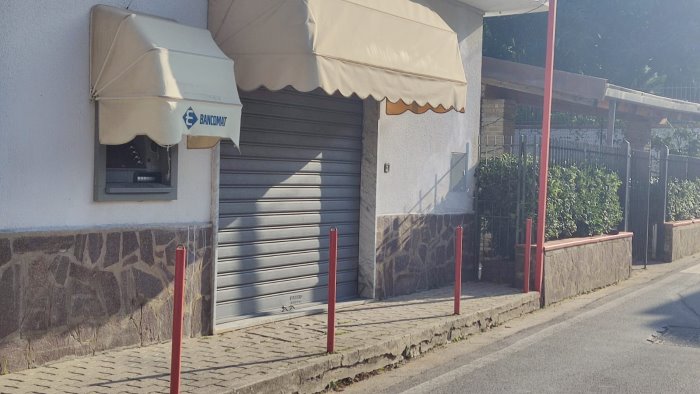 bancomat dismesso a castellabate il sindaco scrive all istituto bancario