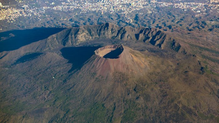 terremoto nel vesuvio il cratere si sta abbassando