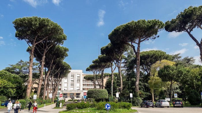 troppi pazienti al pronto soccorso del cto di napoli stop ai ricoveri