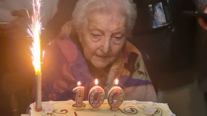 acerra abbraccia nonna luisella nel giorno dei suoi 100 anni paese in festa