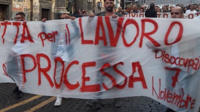 protesta dei disoccupati a napoli occupati duomo e comune ecco perche