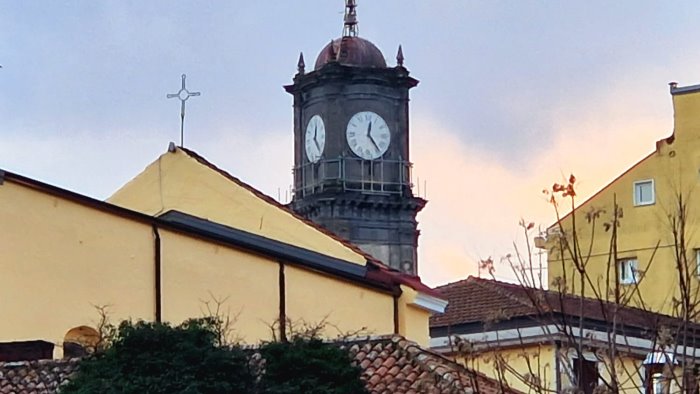 avellino l orologio della torre nel centro storico in tilt la storia si ferma