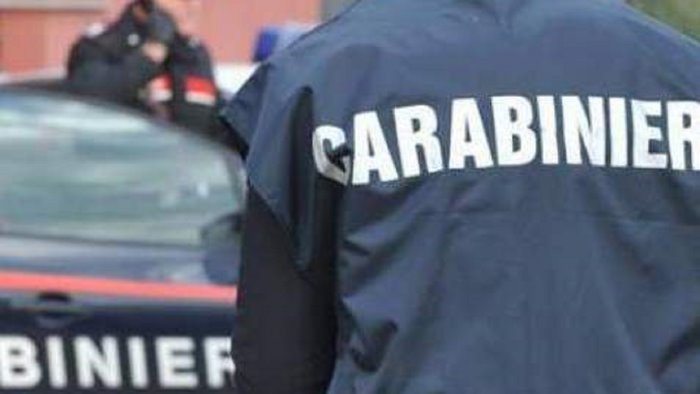 tentano di rubare 2500 euro ma all appuntamento si presentano i carabinieri