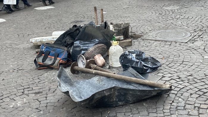 banda del buco a salerno anche un ventilatore tra gli attrezzi sequestrati