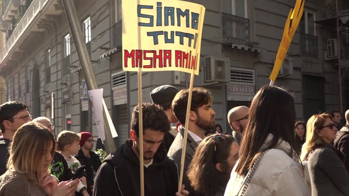 bella ciao e striscioni anche napoli in piazza contro la violenza in iran