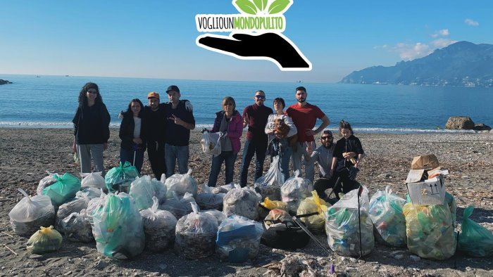 volontari ripuliscono la spiaggia di pastena rimossi oltre 200kg di rifiuti