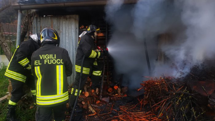 fienile in fiamme a teggiano intervento dei vigili del fuoco