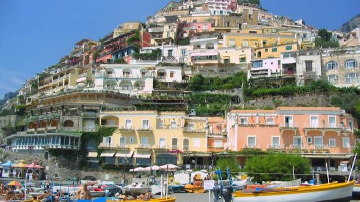 strutture abusive a positano denunciati i proprietari degli immobili