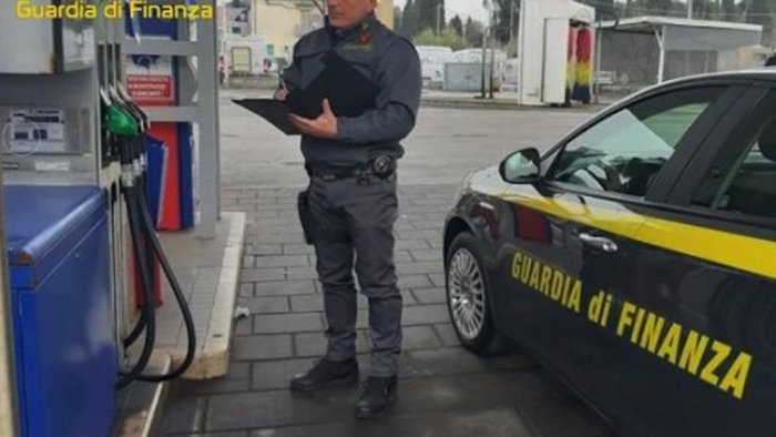 il codacons denuncia anomalie sui costi di benzina e gasolio