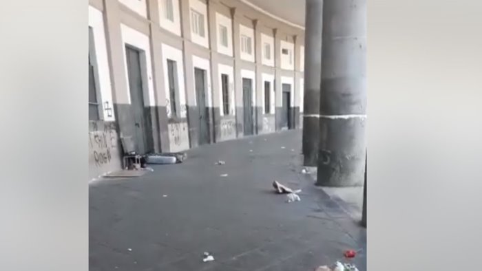 clochard morto di stenti a capodanno sotto i portici di piazza plebiscito