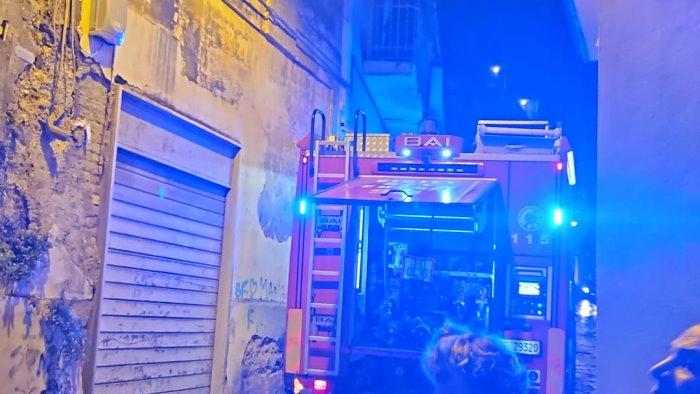 palazzina disabitata a fuoco paura nella notte nel centro di ottaviano