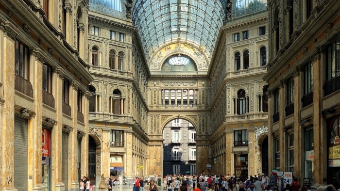 galleria umberto i si ai cancelli e alla ripavimentazione