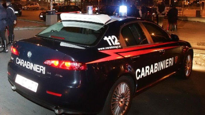 corsa clandestina tra due auto sull appia denunce e patenti ritirate