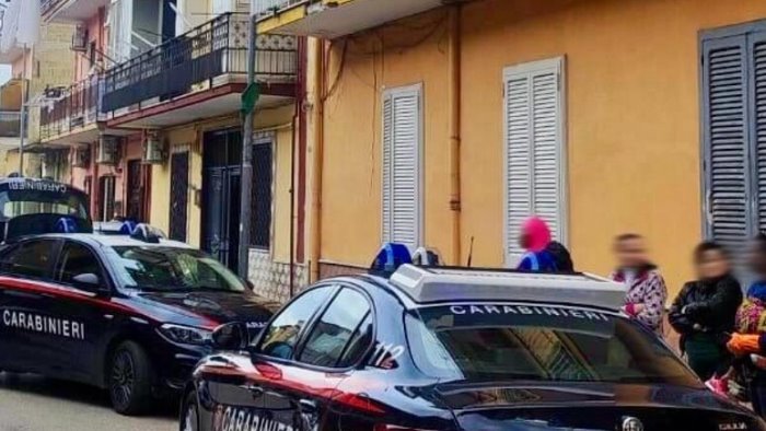 caivano bimba cade dal secondo piano la piccola in codice rosso al santobono