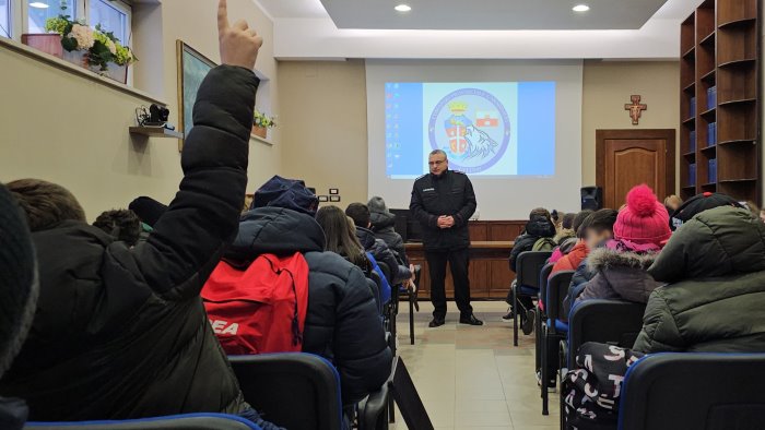 gli alunni dell istituto di forino in visita al comando dei carabinieri