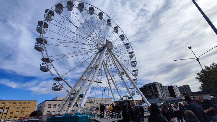 ruota panoramica in citta fino al 18 febbraio pagate somme per suolo extra