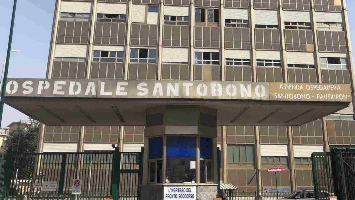 la bimba caduta dal balcone resta in ospedale ha qualche frattura