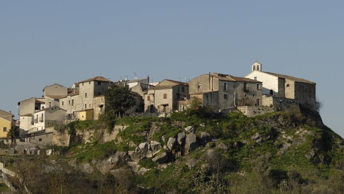 pietrelcina l opposizione porta in piazza i nodi dell amministrazione