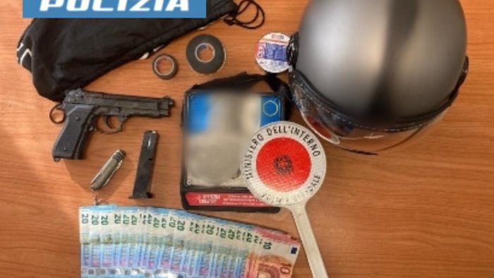 tenta di impossessarsi di un carico di tabacchi del monopolio arrestato