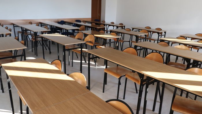 salerno il comune nessuna scuola chiusa nessun alunno trasferito