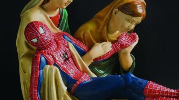 dopo il presepe con 2 madonne a mercogliano arriva gesu spiderman