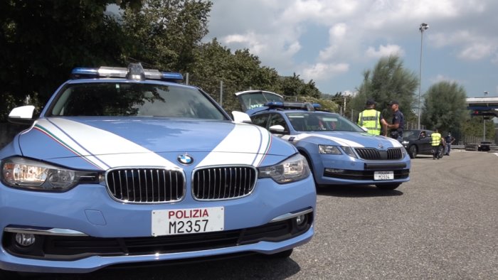 avellino la polizia stradale sorprende i ladri mentre smontano un auto rubata