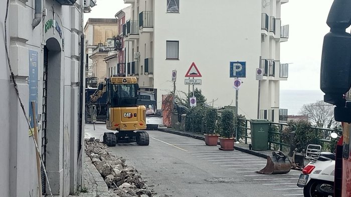 vietri sul mare al via lavori in via mazzini per l allargamento del marciapiede