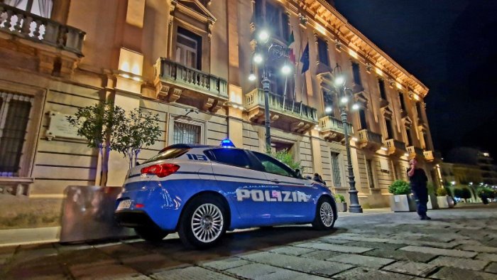 avellino rifiuta di dare le generalita agli agenti 25enne denunciata