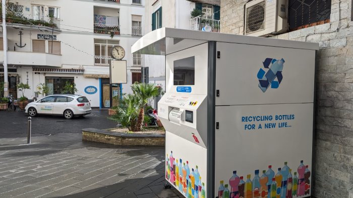 amalfi eco compattatore dedicato alla raccolta delle bottiglie di plastica