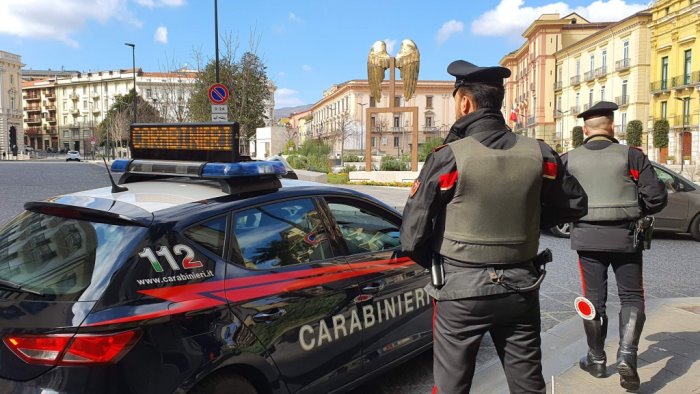 flumeri picchia la moglie davanti ai figli 39enne allontanato da casa