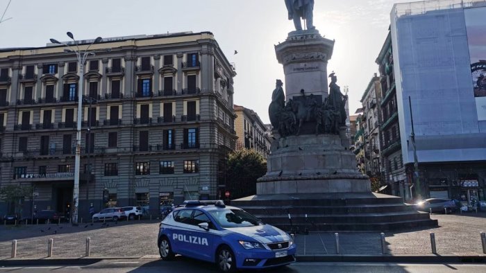 molesta e aggredisce gli agenti arrestato