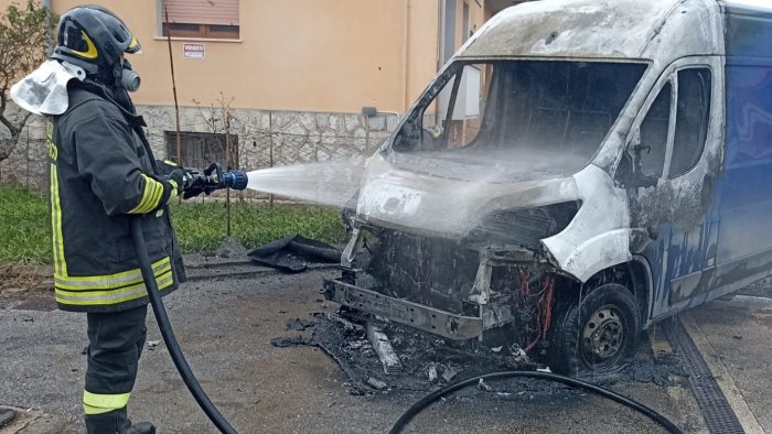 san salvatore telesino furgone in fiamme vigili del fuoco in azione