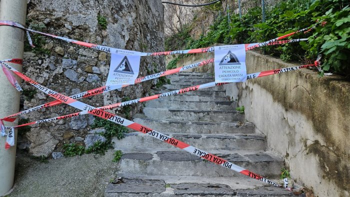 atrani cadono massi dal monte civita chiusa la strada