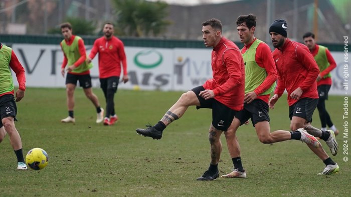 benevento starita in campo saluti per alfieri le foto dell allenamento