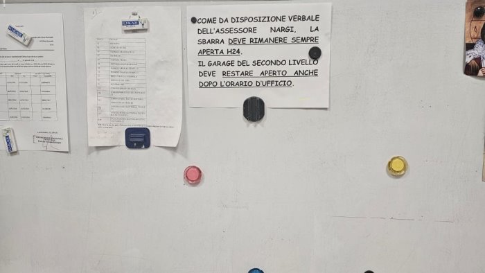 sbarra del garage del comune sempre aperta scoppia il caso ad avellino