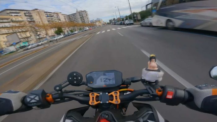 napoli sfreccia in moto su via marina a 130 km h per una sfida social