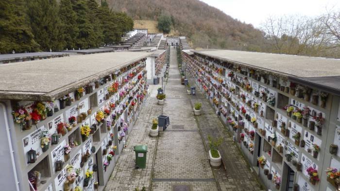 ariano si contunua a rubare vergognosamente nel cimitero