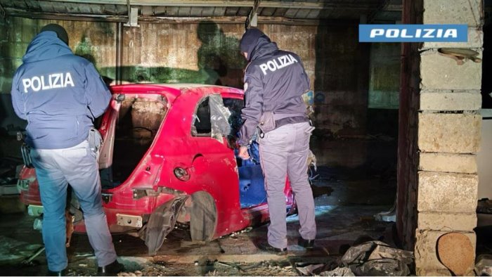 cava carcasse di auto e rubate in casa giovane denunciato