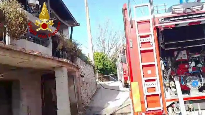 montoro a fuoco un fabbricato di via tolino indagano i carabinieri