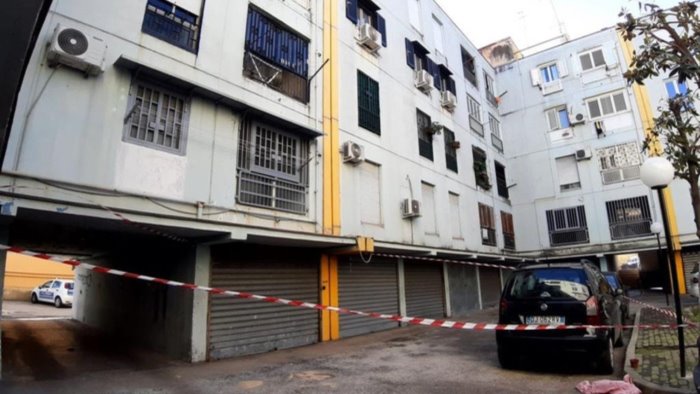 napoli cinque si e buttato dal balcone per sfuggire ai suoi killer