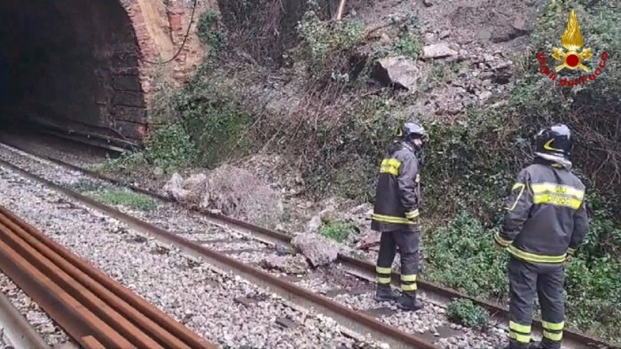 salerno frana sui binari arrivano le ordinanze per la messa in sicurezza