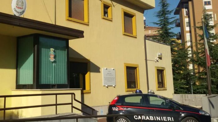 atripalda costringe la madre a prelevare denaro al bancomat arrestato 31enne