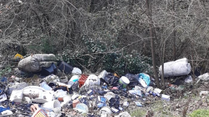 rifiuti e incivilta scempio ambientale a melito vecchia in irpinia