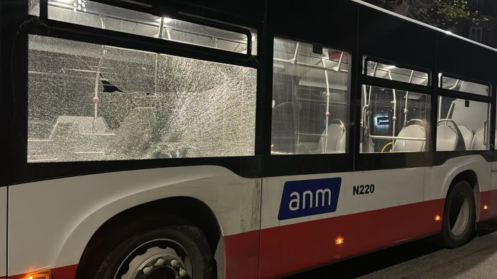 vandali scatenati a napoli devastati nella notte dieci autobus dell anm