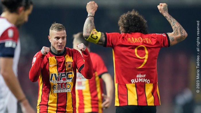 il benevento di auteri non molla mai i gol decisivi arrivano nel finale